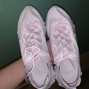 Woman’s size 9 NIKE element reacts 55